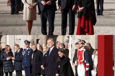 El misterio por fin se rompe… Nueve meses oculto bajo una capa negra, un vestido silencioso… esperaba su momento. Y ahora, la reina Letizia lo revela: un diseño cargado de simbolismo, elegido para honrar al rey Felipe en una noche que pocos recuerdan… pero que lo cambió todo. ¿Qué secretos esconde este look que nunca pudimos ver completo… hasta hoy?(hh)