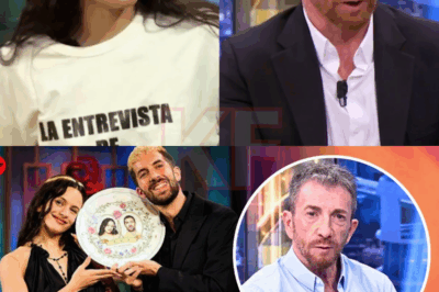 “La aparición de Rosalía en ‘La Revuelta’ dejó una sacudida mediática que pocos podían prever. Mientras la cantante era recibida con un entusiasmo desbordado, el ambiente en ‘El Hormiguero’ fue completamente opuesto. Pablo Motos, visiblemente molesto, no tardó en mostrar su indignación y calificó el episodio de ‘vergonzoso’. Un momento televisivo que parecía inocuo se ha convertido ahora en la chispa que ha hecho estallar la tensión.