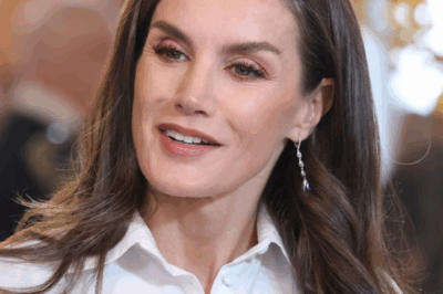 ¿El secreto mejor guardado de la reina Letizia… estaba en su plato? A sus 53 años, la soberana —obsesionada con una imagen impecable— esconde un ritual silencioso que apenas se menciona, pero que su piel delata: un alimento concreto, simple, casi cotidiano… y capaz de dejar el cutis tan suave y luminoso que parece iluminado desde dentro. No es magia, no es un tratamiento de lujo: es una estrategia calculada, tan disciplinada como su estilo de vida. Cada cucharada, un gesto de poder. ¿Te atreves a descubrir qué come realmente para brillar así?(hh)