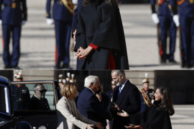 ¿Por qué la reina Letizia solo rescata este vestido en años impares… y justo anoche volvió a hacerlo?” En medio del banquete más simbólico de la temporada, Letizia apareció con un diseño alemán que parecía hablar por ella: un escote de rejilla que atrapaba la luz, una cascada de flecos que se movía como si guardara un mensaje secreto y un homenaje silencioso al presidente alemán y su esposa. Un vestido escondido en su armario… que solo emerge cuando la historia lo necesita. ¿Coincidencia? ¿O un guiño calculado con precisión real?(hh)