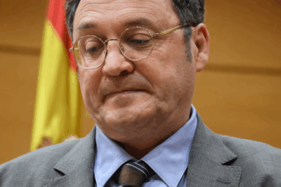 Un final anticipado… y una caída que retumba en las instituciones. El fiscal general del Estado, Álvaro García Ortiz, presenta su dimisión minutos antes de que el Supremo confirme su condena a dos años de inhabilitación. Un movimiento brusco, casi quirúrgico, que deja más preguntas que respuestas. ¿Dimisión por dignidad… o retirada estratégica antes del impacto? En un país donde cada gesto tiene eco político, su salida no es solo un adiós: es un terremoto que puede redibujar el poder judicial. ¿Qué verdad se esconde detrás de esta marcha precipitada?(hh)