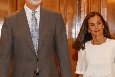 Una entrada cargada de tensión… y una sonrisa que lo cambia todo. La Familia Real cruza las puertas de El Pardo mientras el ambiente pesa como mármol. Felipe y Letizia llegan junto a sus hijas en el mismo coche, una estampa de unidad calculada… pero las miradas cuentan otra historia. Y en medio del silencio contenido, surge la sonrisa de doña Letizia: inesperada, enigmática, casi desafiante. ¿Gesto de serenidad… o mensaje oculto en plena tormenta?(hh)