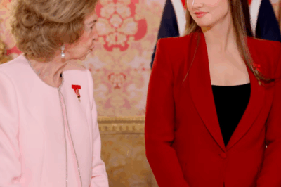 Un relevo… y una lealtad que habla más fuerte que cualquier discurso. En el gran día de la reina Sofía, fue Leonor quien se convirtió en su escudo silencioso: la princesa de Asturias se sentó a su lado, firme, presente, casi protectora. Y lo hizo dejando atrás el uniforme militar para aparecer con un traje de chaqueta sobrio y contundente, como si quisiera decir al mundo que hay gestos que no necesitan medallas para brillar. Tres generaciones unidas por un mismo collar. Una abuela que hace historia. Una heredera que la arropa sin pronunciar una sola palabra. ¿Acto protocolario… o la prueba más clara de que el futuro de la monarquía ya tiene quien lo sostenga?(hh)