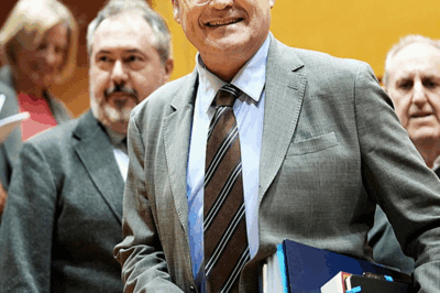 Cuando todo parecía escrito… aparece una última puerta. Tras la condena del Tribunal Supremo, la posible vía que podría usar García Ortiz apunta ahora al Tribunal Constitucional. Un recurso extraordinario. Un intento de anular lo inamovible. Un movimiento que puede reescribir el tablero político-judicial… o hundirlo aún más. ¿Última esperanza… o última trampa?(hh)