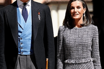¿Coincidencia o mensaje oculto? La reina Letizia irrumpe en Madrid con un traje de tweed clásico… tan atemporal que incluso podría haberlo llevado la reina Sofía. Un look elegante, silencioso y cargado de simbolismo para inaugurar la exposición dedicada a Victoria Eugenia. ¿Casualidad estética… o una declaración de continuidad en la Corona?(hh)