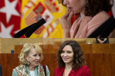 ¿QUIÉN PAGÓ REALMENTE LA RED MADRID? DOCUMENTOS, SOMBRAS DEL PASADO Y LA CARRERA POLÍTICA DE AYUSO AHORA SE MIRA DESDE OTRO. odo conduce a la misma pregunta incómoda. La llamada Red Madrid vuelve al foco y con ella los nombres que marcaron una época. Esperanza Aguirre aparece como origen de una estructura que creció en silencio, mientras Isabel Díaz Ayuso asciende en el escenario político. Presupuestos, contratos, cifras que no encajan y una auditoría que muchos evitan. ¿Cuánto dinero público circuló realmente por ese entramado? ¿Quién se benefició y quién miró hacia otro lado? Ayuso guarda distancia, pero las conexiones resurgen una a una. No hay acusaciones cerradas, solo indicios que se acumulan y un pasado que se resiste a desaparecer. Cuando el poder se hereda, también hereda sus sombras.