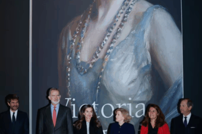 Nadie esperaba que sucediera… pero ocurrió ante los ojos de todos. En su visita a la imponente exposición de la Galería de las Colecciones Reales, Felipe y Letizia se detuvieron frente a la figura más indómita de su linaje: Victoria Eugenia, la consorte que rompió reglas antes de que existieran. Entre luces, retratos y secretos desenterrados, algo quedó en el aire… ¿qué descubrieron realmente los Reyes aquella tarde?(hh)