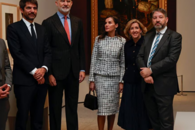 Se quedaron inmóviles… como si el tiempo retrocediera. En una imagen inédita, Felipe VI observa su propio bautizo junto a Letizia, un instante cargado de historia y silencios que pesan más que cualquier discurso. Frente a la reina Victoria Eugenia sosteniendo a su bisnieto, los Reyes parecieron descubrir algo que nunca antes habían visto del todo. ¿Fue solo nostalgia… o una revelación que cambia cómo entienden su propio legado?(hh)