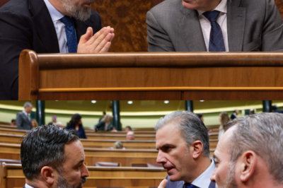 Fue fulminante… y nadie lo vio venir así. Santiago Abascal ejecutó un movimiento interno que ha sacudido los cimientos de Vox: la expulsión de Ortega Smith de la ejecutiva. Sin explicaciones largas ni gestos conciliadores, su puesto pasa a manos de Júlia Calvet, una elección que abre más preguntas que respuestas. Lo que parecía un ajuste orgánico se ha convertido en un aviso interno. ¿Fin de una era… o el comienzo de una purga silenciosa?(hh)