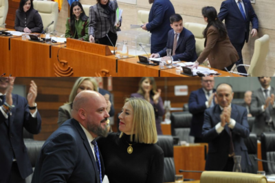 “Parecía un pacto… pero no lo fue del todo.” El PP marca límites y se niega a ceder a Vox la presidencia de la Asamblea, aunque le entrega una pieza clave en la Mesa. Manuel Naharro sale elegido en segunda votación solo con los 29 votos populares, en una jugada medida al milímetro. Concesiones, vetos y equilibrios frágiles en un tablero que ya cruje. ¿Acuerdo estratégico… o el inicio de una convivencia llena de reproches?(hh)