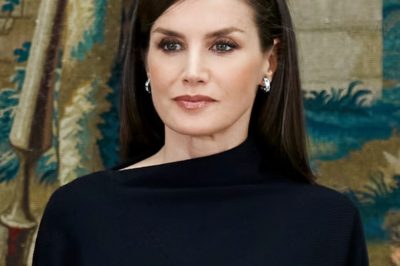 “El truco está en el detalle.” Una experta en belleza destapa los secretos de maquillaje de la reina Letizia y señala uno clave: “Usa polvo bronceador para disimular un poco la barbilla.” María Sánchez Marín (@mariaferjol) desgrana el paso a paso del look de la Reina, fácil y rápido, para replicarlo en casa. Técnica, luz y equilibrio: así se construye un rostro icónico. ¿Te atreves a probarlo?(hh)