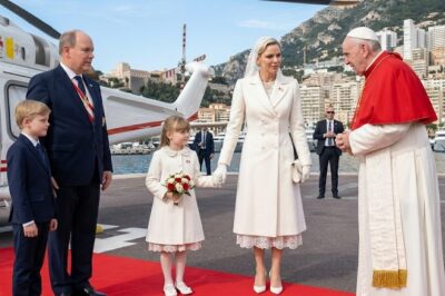 Mientras Charlene de Mónaco ejerce su exclusivo privilegio de blanco ante el Papa , somete a Carolina al más riguroso luto. ¿Qué oscuro juego de poder divide a los Grimaldi? -(hn)