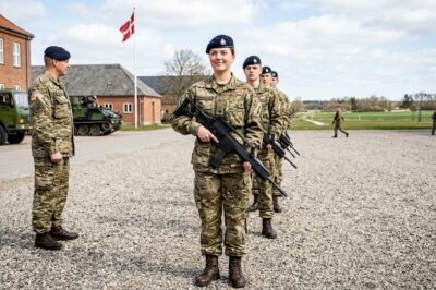 La corona danesa tiembla ante un inesperado comunicado. Mary y Federico imponen a la princesa Isabella un estricto destino militar a la sombra de Leonor. ¿Por qué forzarla a este sacrificio si no es la heredera directa? -(hn)