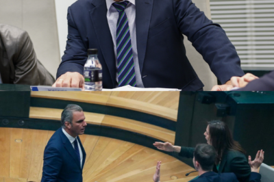 “Todo estalló dentro del partido… y nadie lo vio venir.” La crisis sacude a Vox en Madrid después de que Santiago Abascal ordenara la expulsión de Javier Ortega Smith. Pero el golpe no es el final de la historia. Según el reglamento interno, Ortega aún podría mantenerse como portavoz mientras prepara nuevos recursos. Una batalla política que apenas empieza… y que podría revelar fracturas mucho más profundas dentro del partido.(hh)