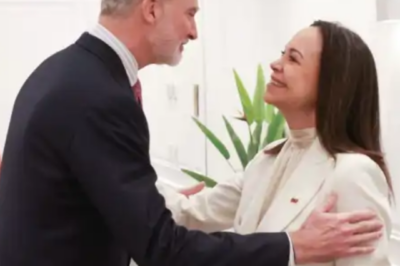 Un momento que parecía espontáneo y rompía el protocolo… hasta que un selfie en pleno saludo institucional se volvió viral, desatando un debate que nadie esperaba.HH