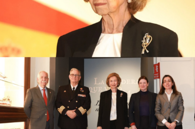 “Nadie esperaba que un simple broche dijera tanto…” Durante su visita a la exposición La bandera que vino de la mar. Los colores que nos identifican, Sofía apareció con un detalle que no pasó desapercibido. Un pequeño broche… pero cargado de historia y significado. Muchos lo interpretaron como un guiño silencioso a Leonor. Un gesto discreto, casi imperceptible, que sin embargo despertó todo tipo de interpretaciones… porque a veces, en la monarquía, los mensajes más fuertes se esconden en los detalles.(hh)