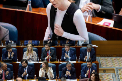 Mar Espinar dispara contra Ayuso en la Asamblea de Madrid con “las palabras que traspasan fronteras”. No fue crítica: fue aviso. Y el verdadero destinatario… quizá no estaba en la sala.