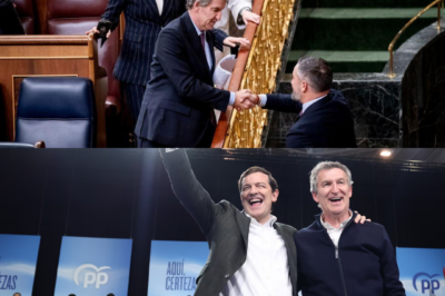 PP y Vox confían en cerrar un triple acuerdo “rápido e indoloro” y que no pase factura en Andalucía. Negociación exprés, sonrisas públicas… y tensión bajo la mesa.