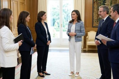 La Reina Letizia rescata un fantasma de 2013. Ante Felipe VI , lanza un tenso mensaje con su vieja chaqueta deshilachada. ¿Quién teme este oscuro regreso? -(hn)