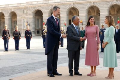 ¡Tensión extrema en Palacio! Letizia usa su “inocente” look rosa como arma letal ante Felipe y el presidente de Portugal. ¿Quién es el verdadero títere en este oscuro juego de poder? -(hn)
