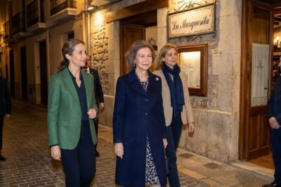 Tras el doloroso luto, la Reina Sofía huye del protocolo y se refugia en una cena secreta con sus hijas. ¿Qué alianzas se tejen en las sombras lejos del Palacio? -(hn)