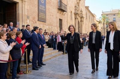 En su momento más oscuro tras perder a su hermana Irene , la Reina Sofía encuentra refugio en las Infantas Elena y Cristina. Mientras el Rey Felipe escapa a Mallorca, un inesperado frente matriarcal toma el control en las calles. ¿Qué mensaje desafiante oculta esta reaparición? -(hn)