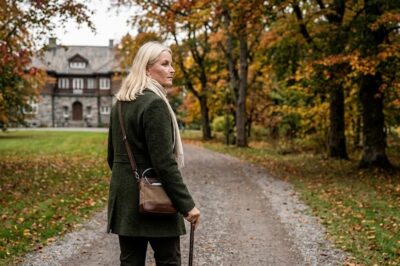 ¿Princesa ingenua o cómplice en la sombra? Mette-Marit se asfixia entre la traición de Epstein , el silencio de Haakon y el desprecio público. ¿Quién es la verdadera víctima? -(hn)